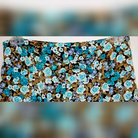 Monteau Bow on Back Floral Blue Shorts Side-Zip - Picture 2 of 4